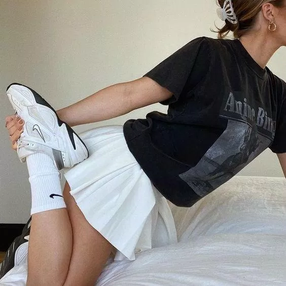 Đi cùng giầy sneaker lại càng khiến bộ trang phục thêm phần năng động (Nguồn: Internet) Đi cùng giầy sneaker lại càng khiến bộ trang phục thêm phần năng động (Nguồn: Internet)
