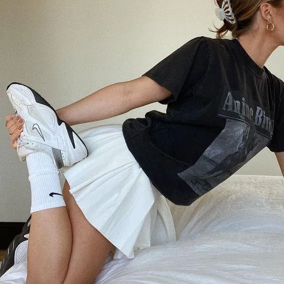 Đi cùng giầy sneaker lại càng khiến bộ trang phục thêm phần năng động (Nguồn: Internet) Đi cùng giầy sneaker lại càng khiến bộ trang phục thêm phần năng động (Nguồn: Internet)