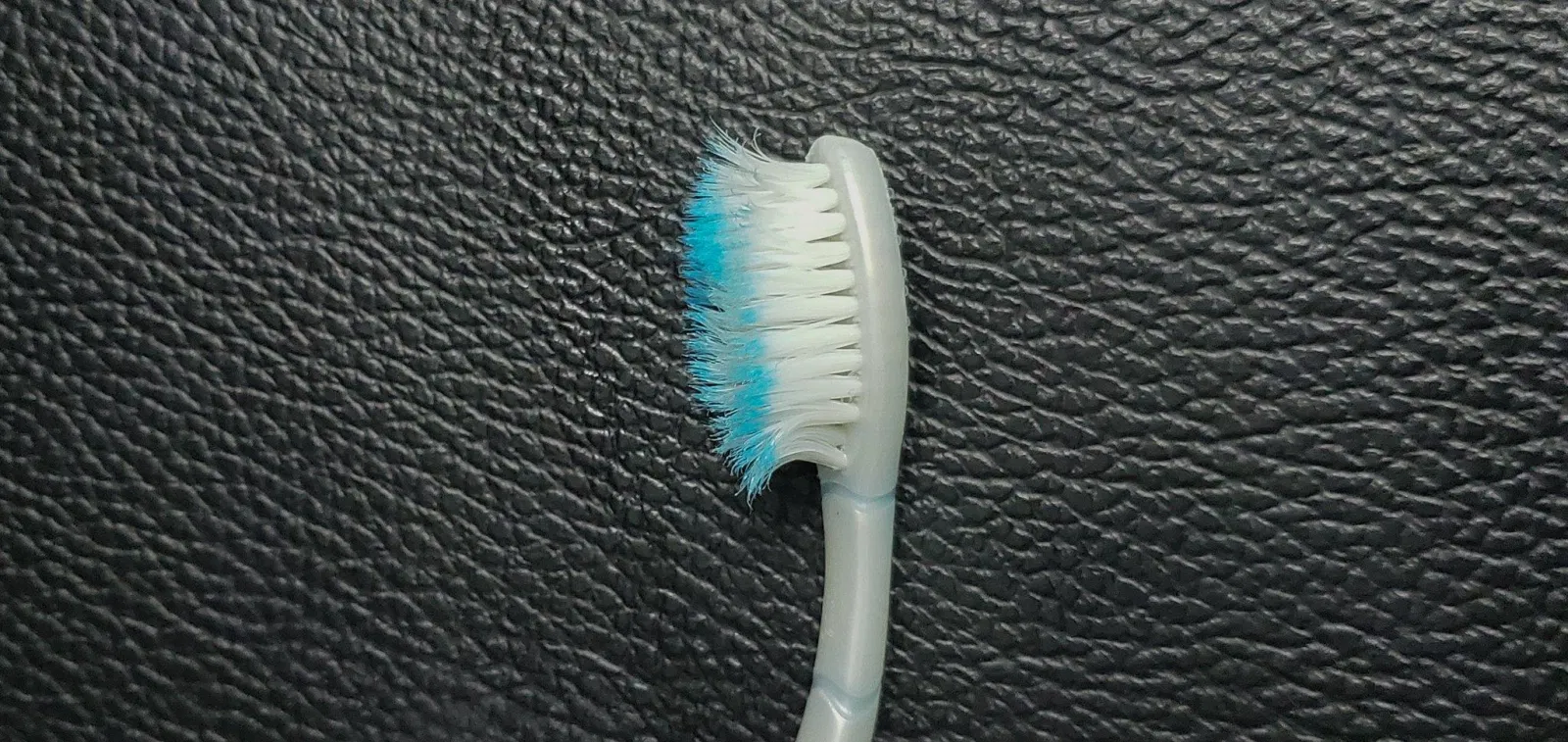 Thay bàn chải đánh răng 3 - 4 tháng một lần. (Nguồn: Internet) Thay bàn chải đánh răng 3 - 4 tháng một lần. (Nguồn: Internet)