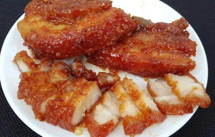 Thịt rán nhiều dầu mỡ không chỉ đẩy nhanh quá trình lão hóa mà còn tiềm ẩn nguy cơ gây ung thư. (Nguồn: Internet) Thịt chiên béo không chỉ tăng tốc lão hóa, mà còn có khả năng gây ung thư. (Nguồn: Internet)