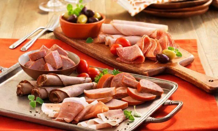 Các loại thịt chế biến sẵn như giăm bông, xúc xích, thịt xông khói,... chứa nhiều chất béo bão hòa, làm tăng cholesterol xấu. (Nguồn: Internet) Các loại thịt chế biến sẵn như giăm bông, xúc xích, thịt xông khói,... chứa nhiều chất béo bão hòa, làm tăng cholesterol xấu. (Nguồn: Internet)