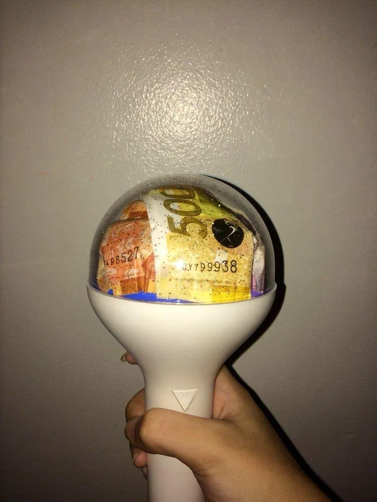 Caratbong trang trí với tiền bên trong /=))/ (Nguồn: internet)