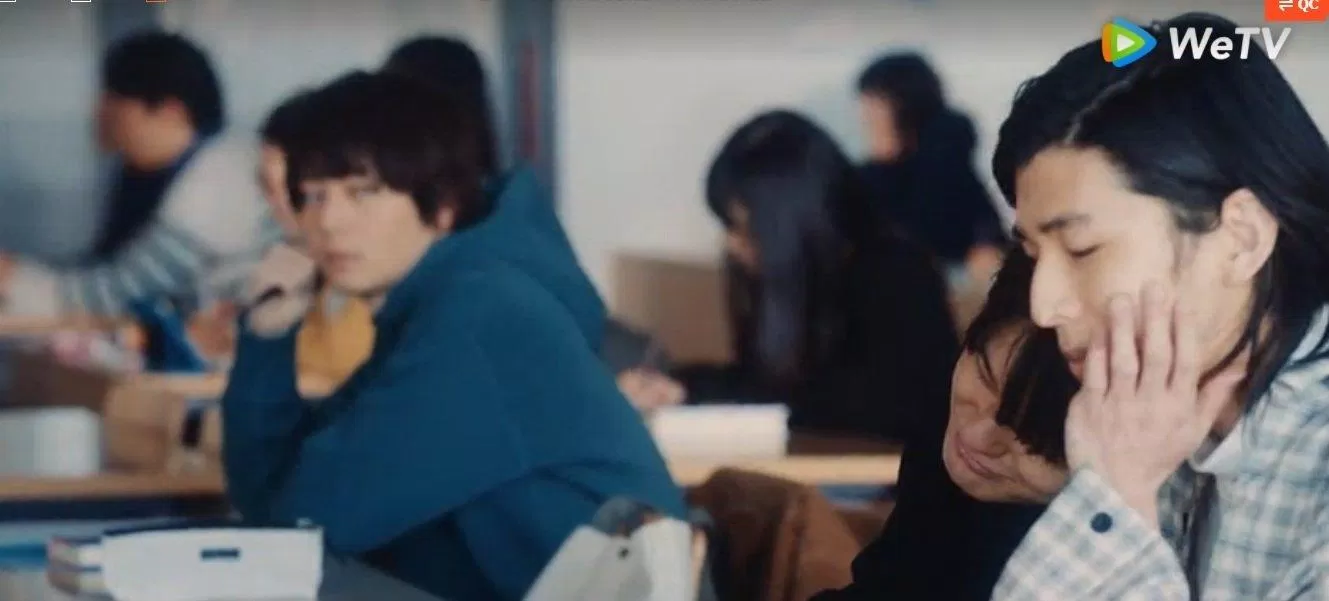 Nam chính nhìn đâu cũng là tình trai (ảnh: BlogAnChoi)