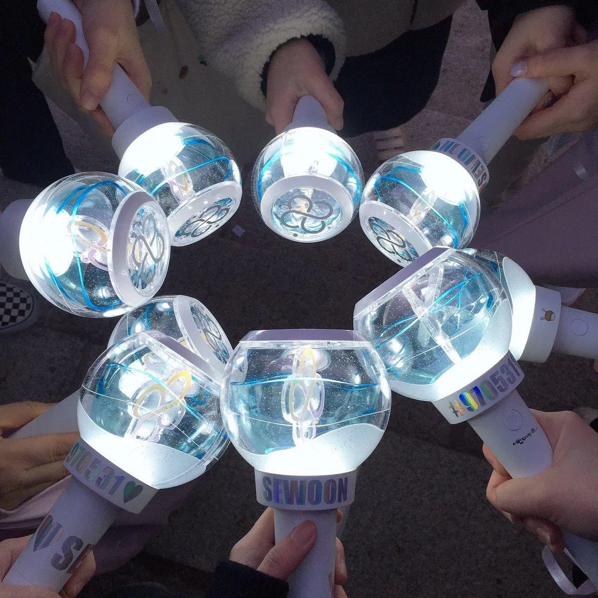 69 lightstick có thời gian chiếu sáng dài nhất KPOP. Nhà bạn đứng thứ bao nhiêu? (G)I-DLE 2PM AB6IX Abyeolbong Agabong Angelbong AOA Apink April Armybomb ASTRO ASTRO Robongie ATEEZ B1A4 Bamhaneulbong Banditbong Bangbong Bbyongbong BIGBANG Black Pink Block B Bo ong BoA BTOB BTS Byeolbitbong Byeolbong Byeollangbong CandybongZ caratbong Chanttobong Cherry Bullet Cherrygun Chiyeolbong Chungha CIX cosmic girls Danibong Dearmybong Eribong EXO GFRIEND Golden Child GOT7 Ha Sung Woon Haengbong Hallabong Highlight Honeybong Hwang Chiyeul IkeTtaIrangie iKON Infinite IU IZ*ONE JBJ95 Jeong Sewoon Jigubong Jung Seung Hwan k.will Kang Daniel Kebongie Kim Jaehwan Kimmanbong Kkulbong Konbat Lee Chan Won Lee Jin Hyuk Lightiny lightstick Lovbong lovelyz Mamamoo Merrybong Meummwonbomb Mikebong Miyabong Moabong MOMOLAND Monfoongie Monsta X Moobong myname Nablebong Nachimbong Napalbong NCT Neverbong NUEST Oh My Girl Ong Seong Wu Pandabong Park Ji Hoon Pentagon Ppoobong Ppyongibong Red Velvet Robongie Runbong Samuel Sarangnibong Saseumbong Seventeen SF9 Shatingstar SHINee SNSD Stray kids Sunmi Super Junior Superbong SuperM Taebongie Taesaja Teen Top TVXQ Twice TXT Up10tion USbong Vbong Vickeybong VICTON VIXX VIXX Byeolbitbong Wanna One Winbong Windeugaebi Winglight Wujujeongbong Yeobong Yunibong