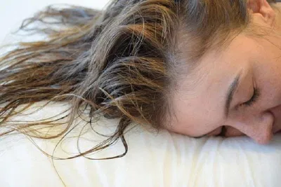 Nhiều người thường tắm và gội đầu vào buổi tối, khiến tóc vẫn còn ướt khi đi ngủ (Ảnh: Internet). Nhiều người thường tắm và gội đầu vào buổi tối, khiến tóc vẫn còn ướt khi đi ngủ (Ảnh: Internet).