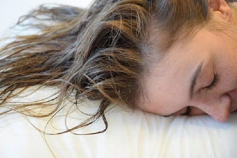 Nhiều người thường tắm và gội đầu vào buổi tối, khiến tóc vẫn còn ướt khi đi ngủ (Ảnh: Internet).