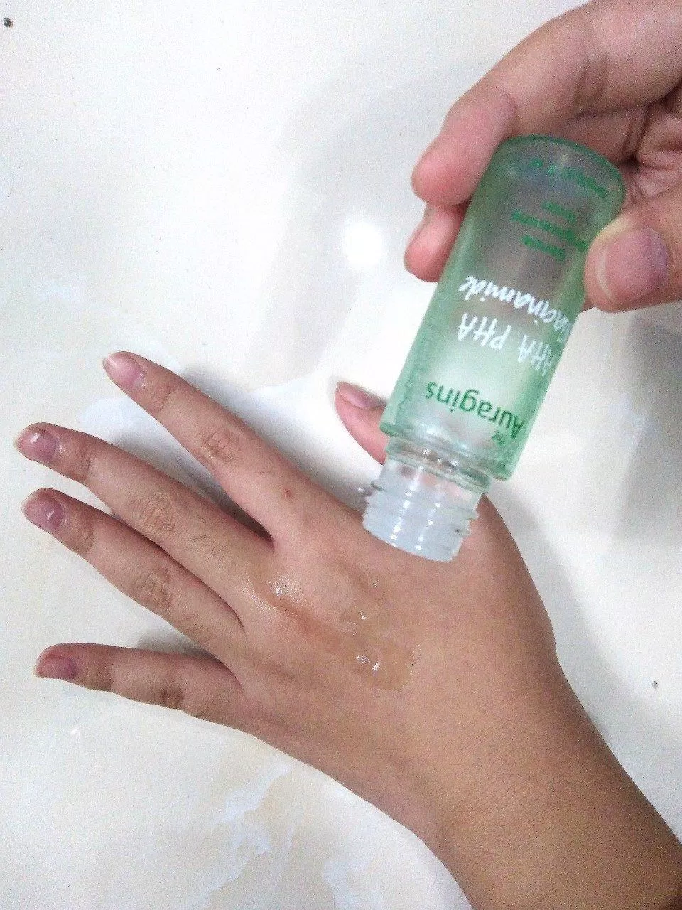 The Auragins Gentle Brightening Toner có texture lỏng và trong suốt hệt như nước, bọt nhẹ (nguồn: BlogAnChoi).