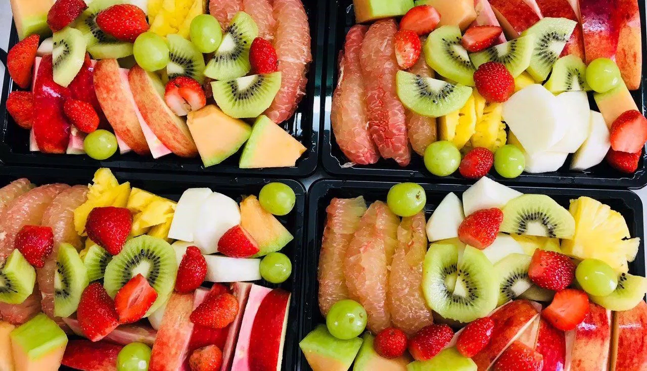 Hoa quả đóng hộp được cắt ra từ hoa quả bị dập hoặc bị hư một phần không thể bán được. (Nguồn: Internet) Hoa quả đóng hộp được cắt ra từ hoa quả bị dập hoặc bị hư một phần không thể bán được. (Nguồn: Internet)