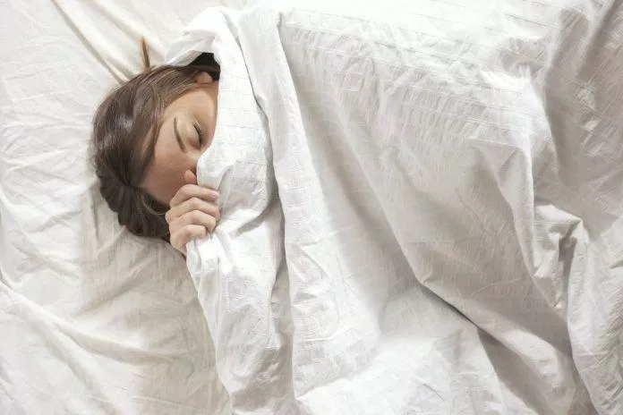 Trùm chăn kín đầu khi ngủ gây thiếu oxy lên não. (Nguồn: Internet)