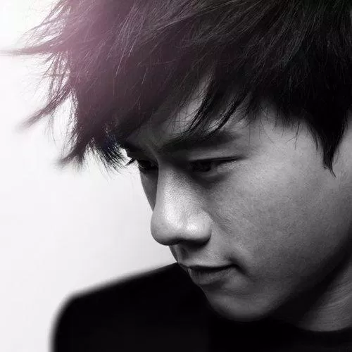 Bức ảnh đen trắng vẫn không làm mất đi thần thái của Trương Kiệt ( nguồn: Internet)