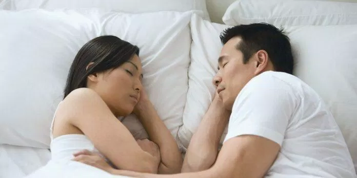 Tư thế ngủ đối mặt với nhau làm giảm lượng khí oxy hít vào và mỗi người sẽ vô tình hít phải khí cacbonic do người kia thở ra, gây thiếu oxy lên não. (Nguồn: Internet)