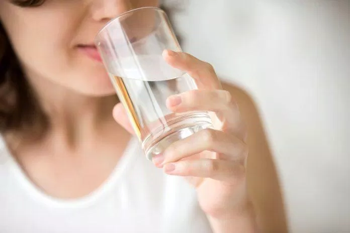 Uống một cốc nước ấm vào buổi sáng ngay khi thức dậy giúp bạn tỉnh táo hơn. (Nguồn: Internet)
