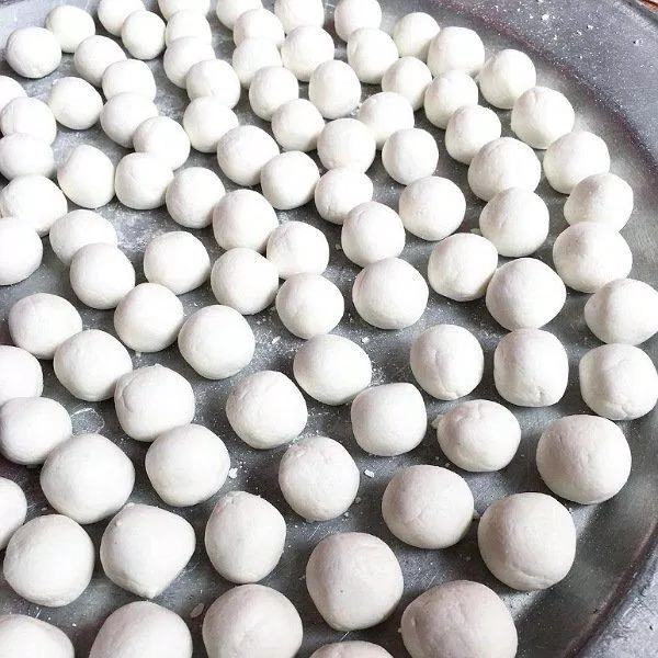 Chia bột thành những viên tròn để gói bánh nếp (Nguồn: Internet)