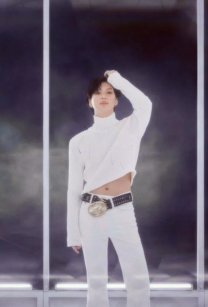 Bộ trang phục với tông màu chủ đạo là màu trắng cùng kiểu dáng croptop của thành viên SHINee (Nguồn: Internet)