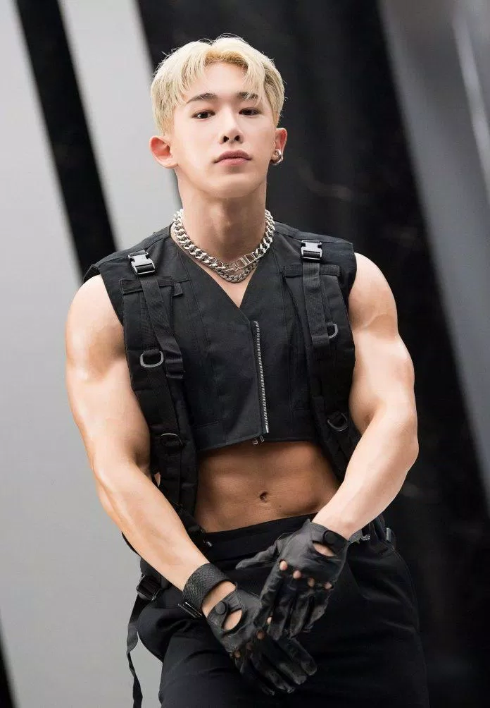 Một trong những đồ diễn yêu thích của Wonho chính là kiểu áo khoác được cắt xén thành chiếc áo croptop hờ hững vừa giúp tôn lên ưu điểm của nam thần tượng vừa tăng sự bí ẩn của anh chàng. (Nguồn: Internet) Một trong những đồ diễn yêu thích của Wonho chính là kiểu áo khoác được cắt xén thành chiếc áo croptop hờ hững vừa giúp tôn lên ưu điểm của nam thần tượng vừa tăng sự bí ẩn của anh chàng. (Nguồn: Internet)