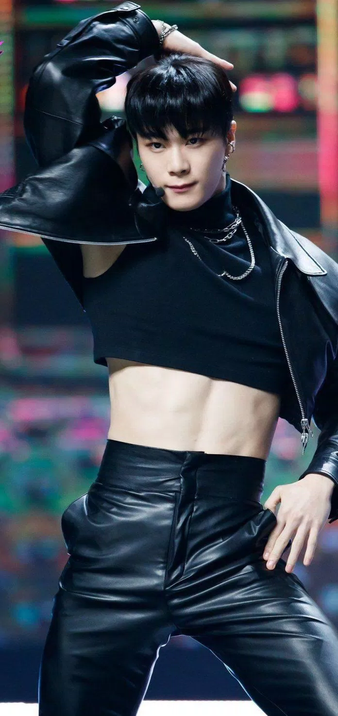 Trong đợt quảng bá ca khúc chủ đề "Bad Idea", Moonbin đã không ngần ngại diện một chiếc áo croptop da đen đầy táo bạo. (Nguồn: Internet) Trong đợt quảng bá ca khúc chủ đề "Bad Idea", Moonbin đã không ngần ngại diện một chiếc áo croptop da đen đầy táo bạo. (Nguồn: Internet)