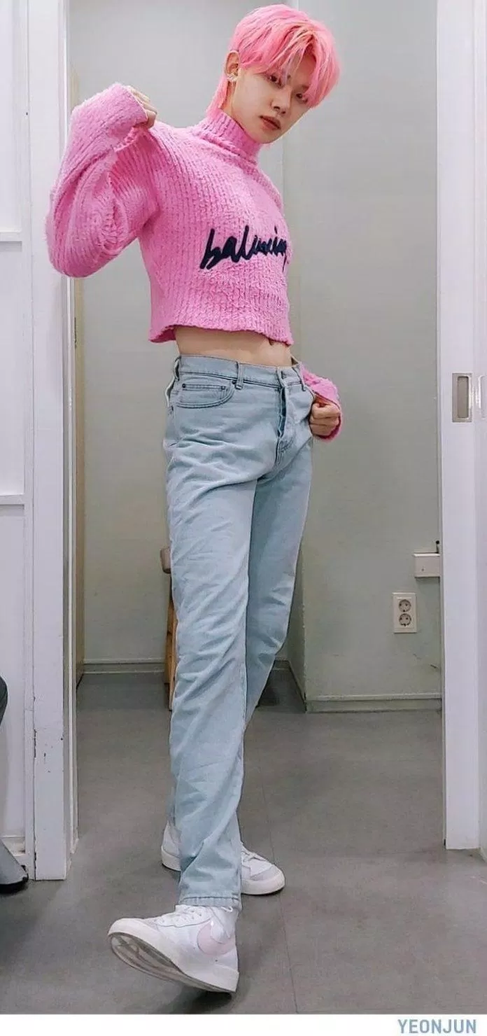 Có ai không "há hốc miệng" trước chiếc áo croptop len màu hồng của Yeonjun cơ chứ. (Nguồn: Internet)