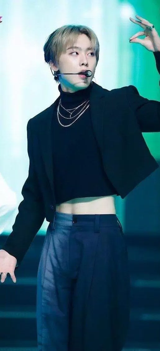 Để kết hợp với Moonbin, thành viên cùng nhóm Sanha cũng mặc một chiếc áo croptop táo bạo không kém. (Nguồn: Internet) Để kết hợp với Moonbin, thành viên cùng nhóm Sanha cũng mặc một chiếc áo croptop táo bạo không kém. (Nguồn: Internet)
