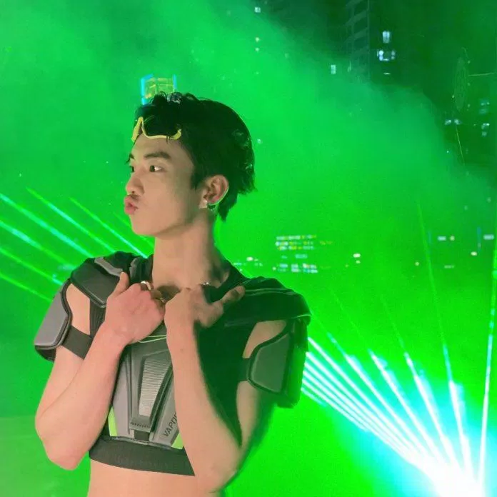 Không chỉ Q mà Sunwoo cũng diện chiếc áo croptop trong video "BE YOUR OWN KING" của The Boyz. (Nguồn: Internet) Không chỉ Q mà Sunwoo cũng diện chiếc áo croptop trong video "BE YOUR OWN KING" của The Boyz. (Nguồn: Internet)