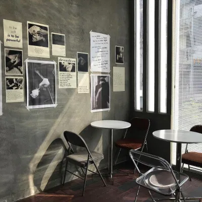 Góc đón nắng qua khe cửa kính tại 11:11 (ảnh: Instagram @1111.cafe)