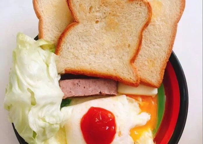 Bánh mì nướng và trứng tráng là những lựa chọn tuyệt vời cho bữa sáng nhanh chóng và bổ dưỡng (Ảnh: Internet).
