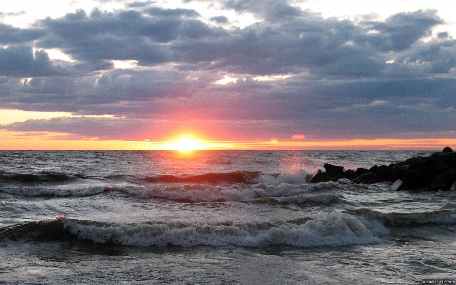 Không còn ai để em gửi những khoảnh khắc em lưu lại trong máy (Ảnh: Internet).