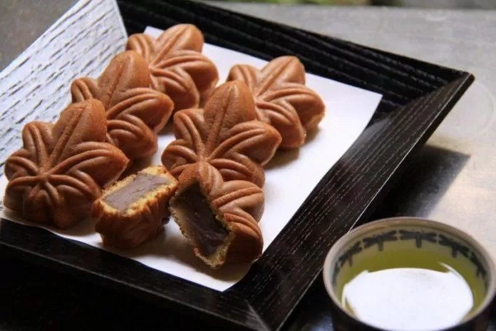 Momiji nghĩa là cây phong, nói lên hình dạng của bánh giống như chiếc lá phong (Ảnh: Internet). Momiji nghĩa là cây phong, nói lên hình dạng của bánh giống như chiếc lá phong (Ảnh: Internet).