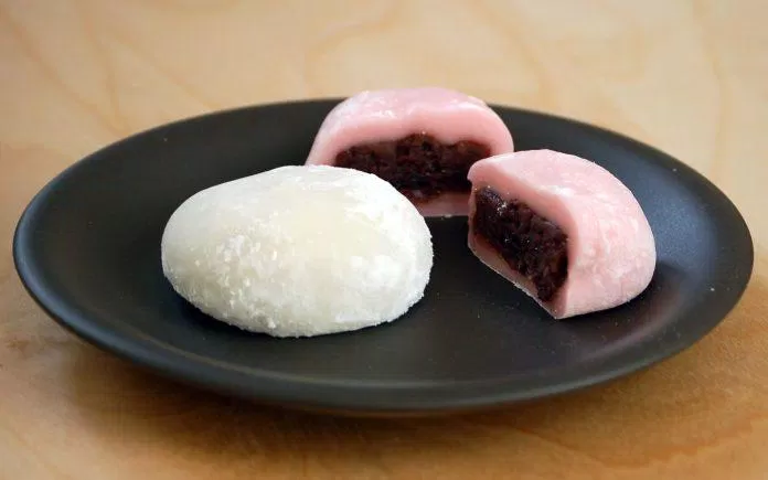 Bánh daifuku truyền thống khá đơn giản với nhân đậu đỏ và vỏ bột gạo (Ảnh: Internet).