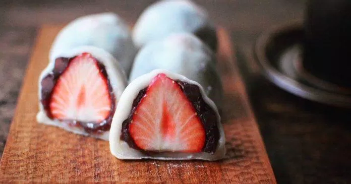 Bánh daifuku nhân dâu tây nhìn thật đẹp mắt (Ảnh: Internet). Bánh daifuku nhân dâu tây nhìn thật đẹp mắt (Ảnh: Internet).