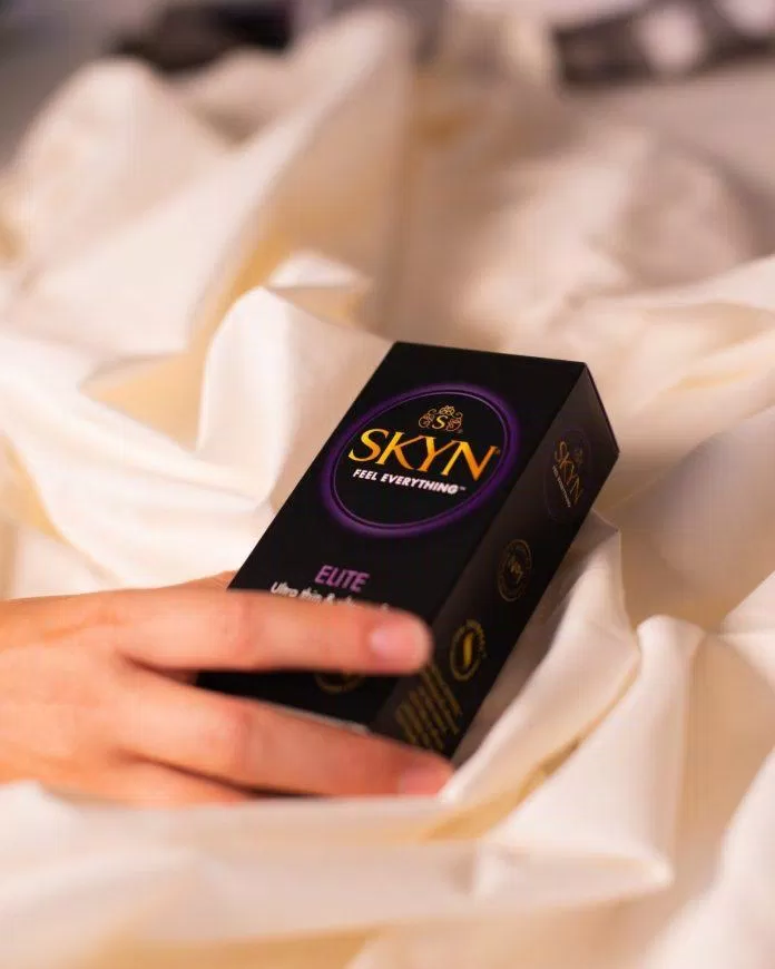 Bao cao su Non-latex Skyn Elite viền màu tím. (Nguồn: Internet)