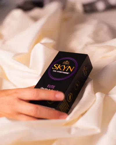 Bao cao su Non-latex Skyn Elite viền màu tím. (Nguồn: Internet)