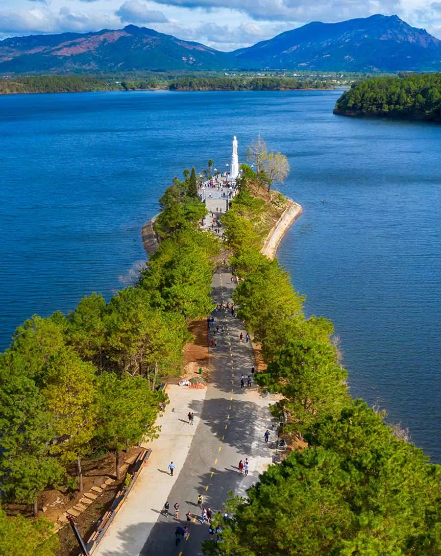 Biển Hồ được ví như "Đôi mắt Pleiku" (Ảnh: Internet). Biển Hồ được ví như "Đôi mắt Pleiku" (Ảnh: Internet).