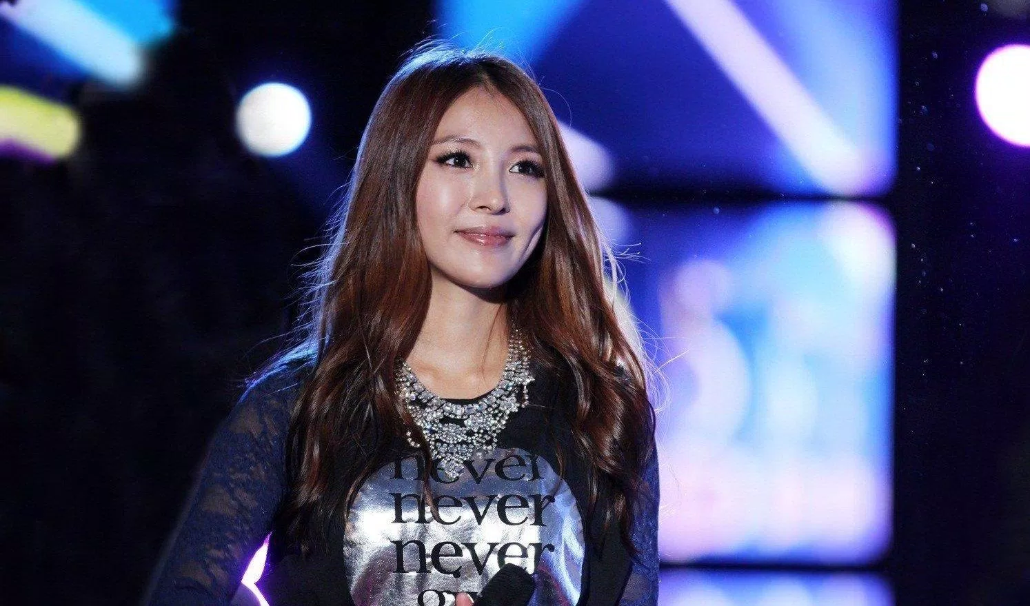 Do sự gia tăng adrenaline khi luyện tập với cường độ cao khiến nữ ca sĩ solo BoA trở nên tỉnh táo vào buổi tối. (Nguồn: Internet) Do sự gia tăng adrenaline khi luyện tập với cường độ cao khiến nữ ca sĩ solo BoA trở nên tỉnh táo vào buổi tối. (Nguồn: Internet)