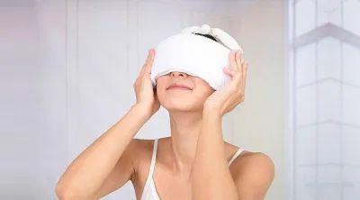 Chườm lạnh là cách đơn giản để giảm bớt bọng mắt (Ảnh: Internet). Chườm lạnh là cách đơn giản để giảm bớt bọng mắt (Ảnh: Internet).