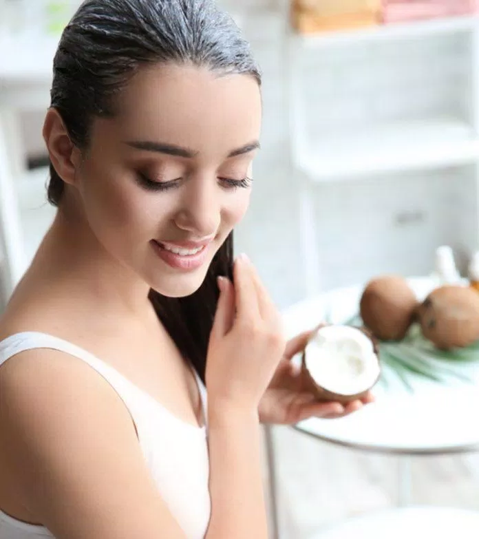 Hãy nhớ sử dụng dầu dừa nguyên chất để đảm bảo sản phẩm phát huy được hết tác dụng bạn nhé (Nguồn: Internet).