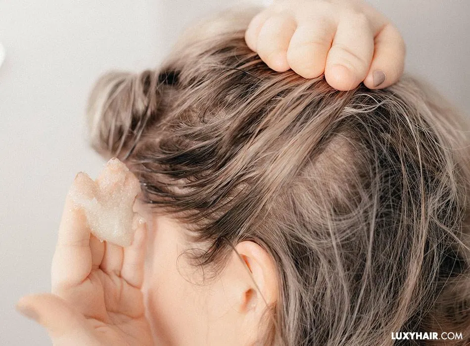 Tẩy tế bào chết da đầu làm sạch sâu, và làm thông thoáng nang tóc. (ảnh: internet)