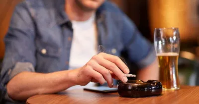 Vừa uống rượu bia vừa hút thuốc là thói quen của nhiều người (Ảnh: Internet). Vừa uống rượu bia vừa hút thuốc là thói quen của nhiều người (Ảnh: Internet).
