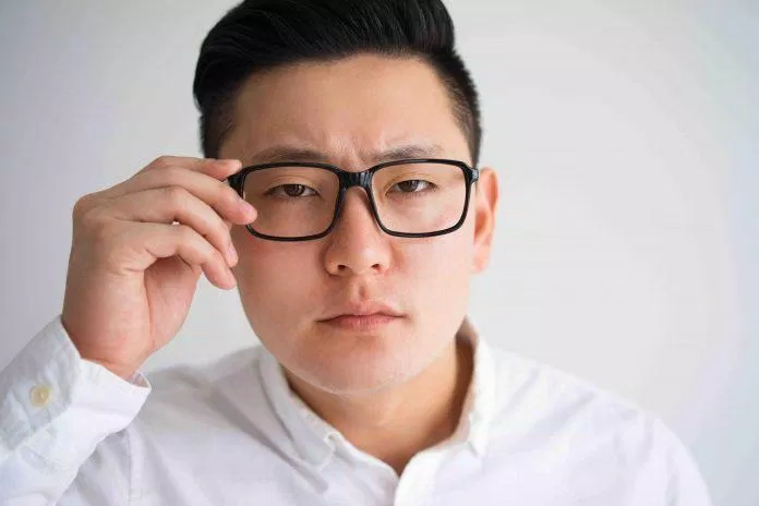 Liệu bỏ kính ra có tốt hơn đeo kính hay không? (Ảnh: Internet). Liệu bỏ kính ra có tốt hơn đeo kính hay không? (Ảnh: Internet).