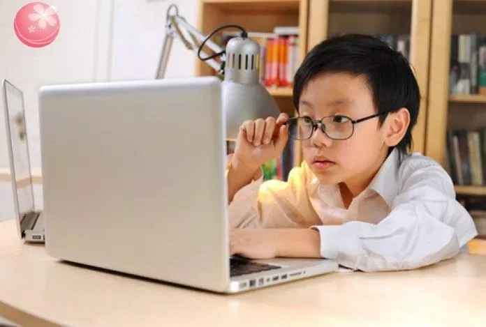 Có cần đeo kính khi nhìn gần hay không? (Ảnh: Internet). Có cần đeo kính khi nhìn gần hay không? (Ảnh: Internet).