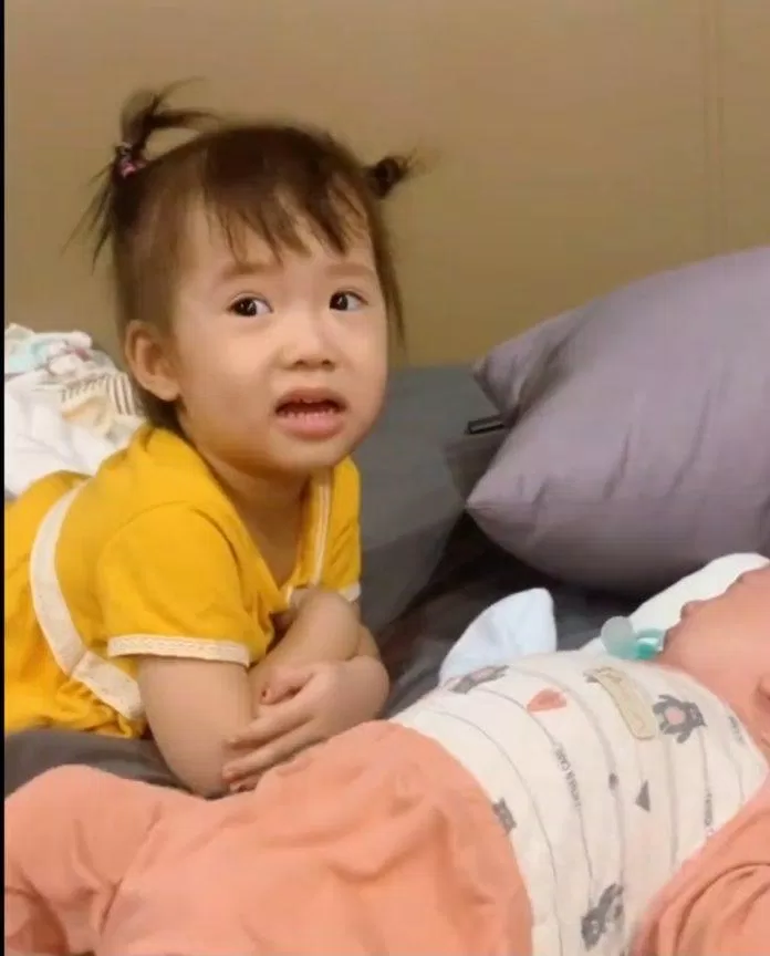 Chị cả CiCi hào hứng ở cạnh em trai nhỏ Mino. (Nguồn: Internet)