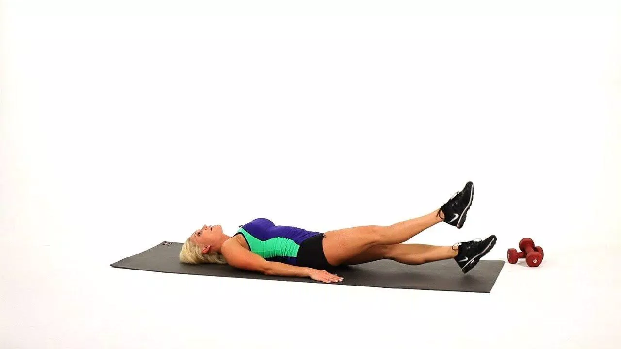 Động tác này không cần nâng chân cao nhưng phải liên tục không ngừng nghỉ (Ảnh: Internet). Động tác này không cần nâng chân cao nhưng phải liên tục không ngừng nghỉ (Ảnh: Internet).