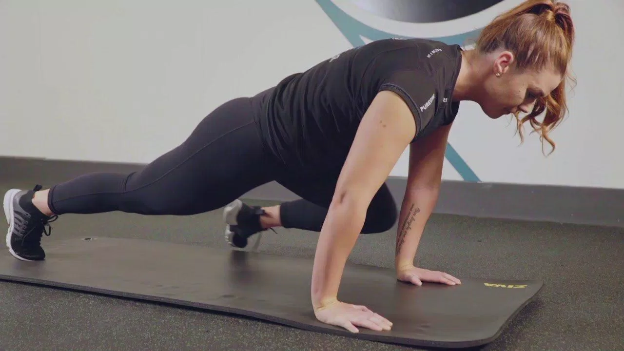 Động tác plank "gối chạm khuỷu" (Ảnh: Internet). Động tác plank "gối chạm khuỷu" (Ảnh: Internet).