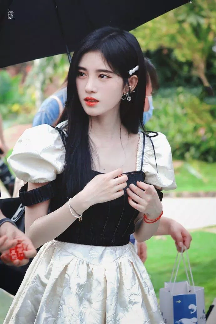 Hậu trường Cúc Tịnh Y ghi hình cho Sáng Tạo Doanh 4. (Nguồn: Internet) Hậu trường Cúc Tịnh Y ghi hình cho Sáng Tạo Doanh 4. (Nguồn: Internet)