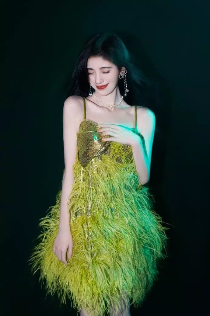 Cúc Tịnh Y xinh đẹp trên sân khấu Sáng Tạo Doanh 4. (Nguồn: Internet) Cúc Tịnh Y xinh đẹp trên sân khấu Sáng Tạo Doanh 4. (Nguồn: Internet)