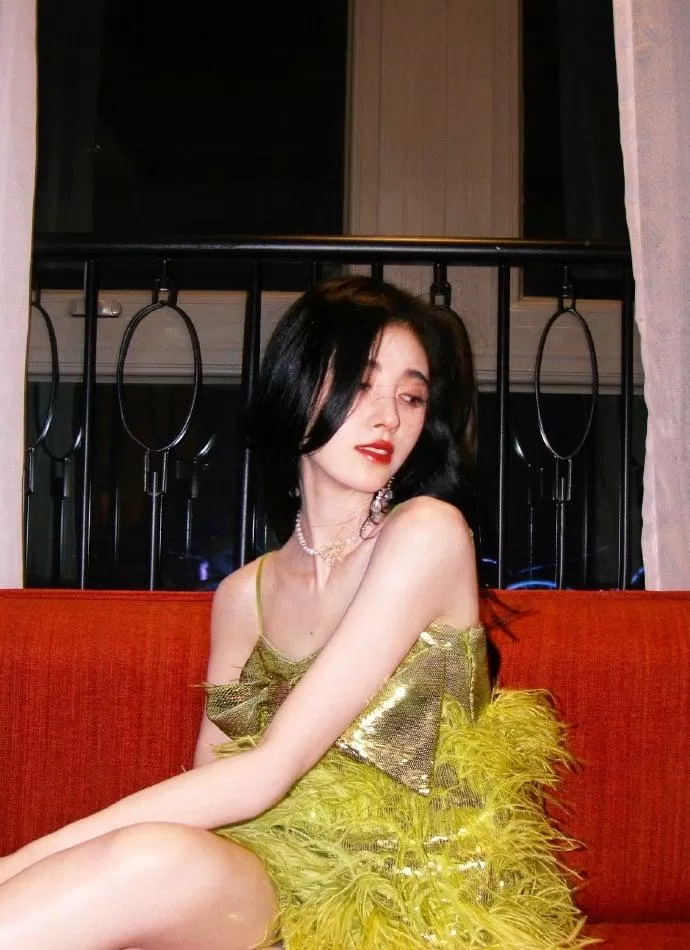 Thêm một bức ảnh ngập tràn sự xinh đẹp từ Weibo Cúc Tịnh Y. (Nguồn: Internet) Thêm một bức ảnh ngập tràn sự xinh đẹp từ Weibo Cúc Tịnh Y. (Nguồn: Internet)