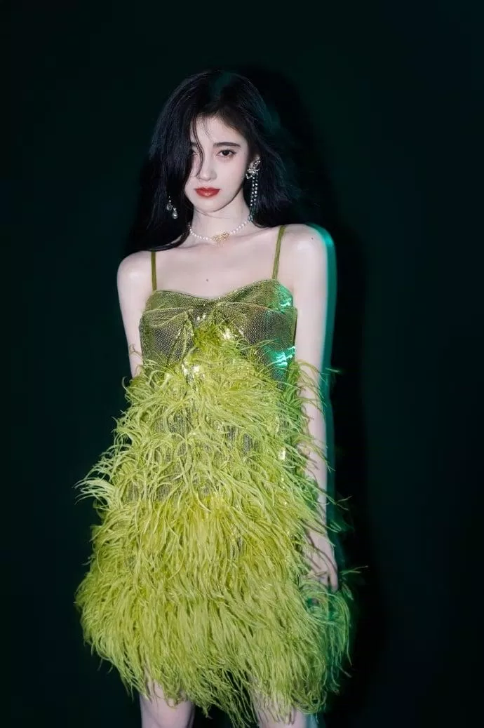 Mãn nhãn với nhan sắc của "tiểu Cúc". (Nguồn: Internet) Mãn nhãn với nhan sắc của "tiểu Cúc". (Nguồn: Internet)