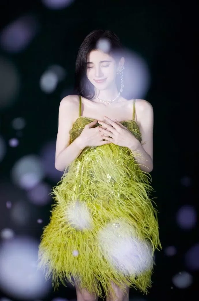 Mãn nhãn với nhan sắc đỉnh cao của "tiểu Cúc". (Nguồn: Internet) Mãn nhãn với nhan sắc đỉnh cao của "tiểu Cúc". (Nguồn: Internet)