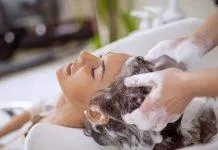 Sulfate là thành phần làm sạch thường có trong dầu gội, sữa tắm, sữa rửa mặt,...
