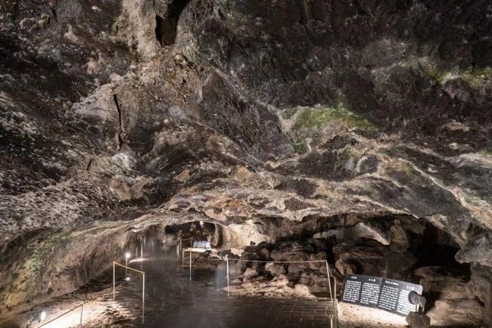 Hang Ssangyonggul vốn là một ống dung nham đã ngưng hoạt động và trở thành điểm du lịch kỳ thú (Ảnh: Internet). Hang Ssangyonggul vốn là một ống dung nham đã ngưng hoạt động và trở thành điểm du lịch kỳ thú (Ảnh: Internet).