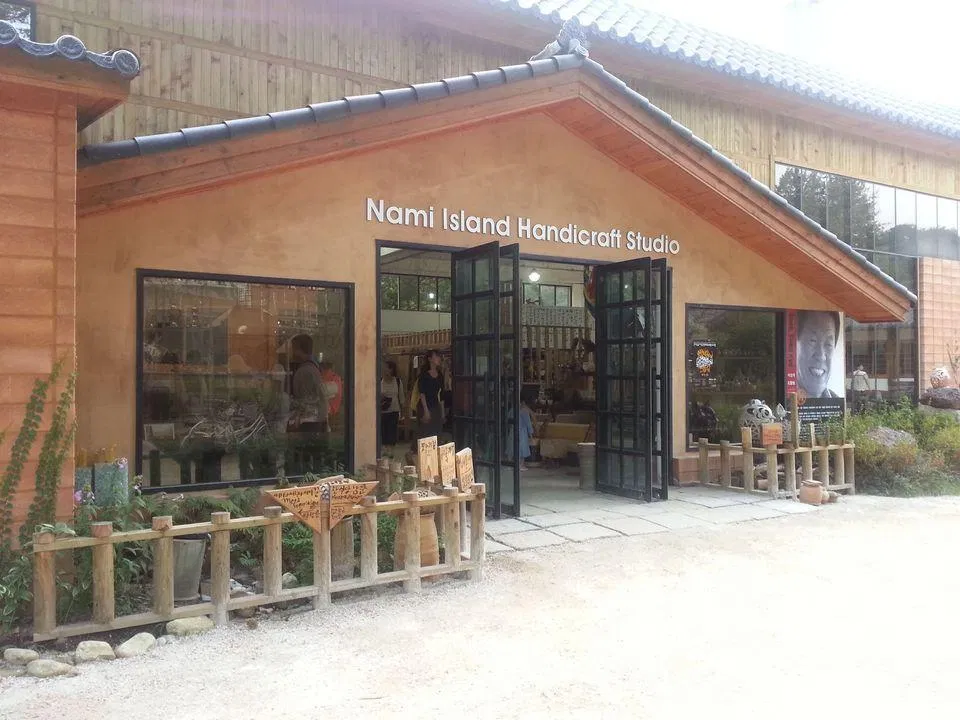 Xưởng thủ công mỹ nghệ trên đảo Nami (Ảnh: Internet). Xưởng thủ công mỹ nghệ trên đảo Nami (Ảnh: Internet).